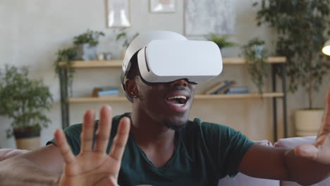 Afroamerikanischer-Mann,-Der-Vor-Aufregung-Eine-VR-Brille-Benutzt